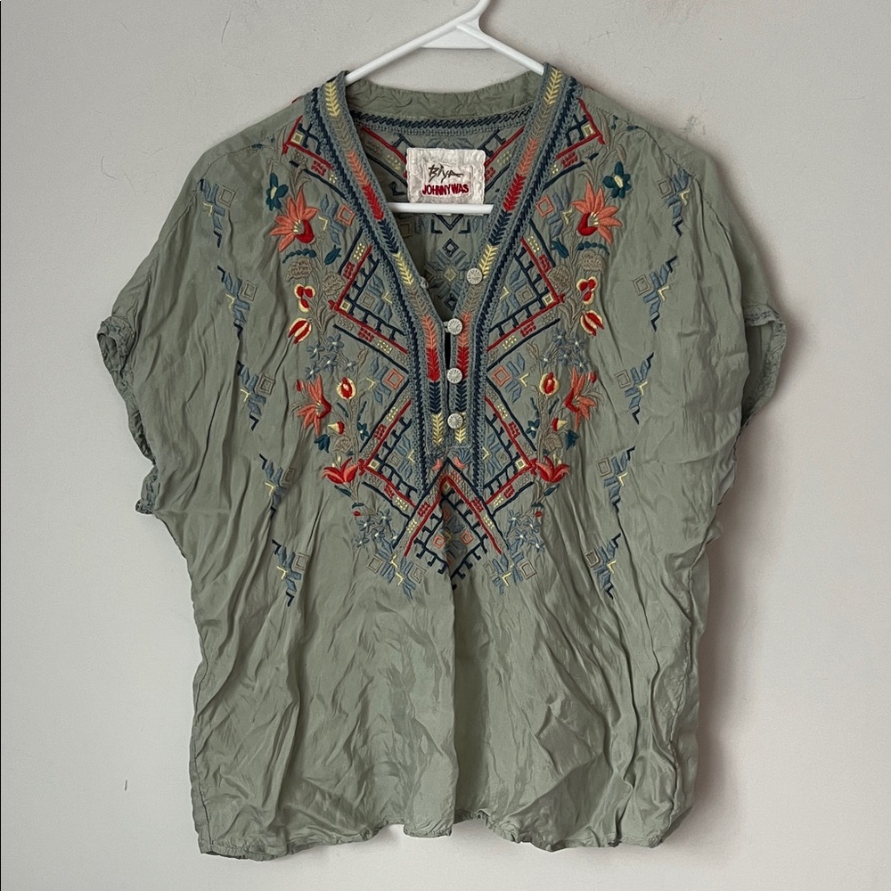 Johnny Was Sage Green Embroidered 4 Button Women’s Blouse, size Small #
